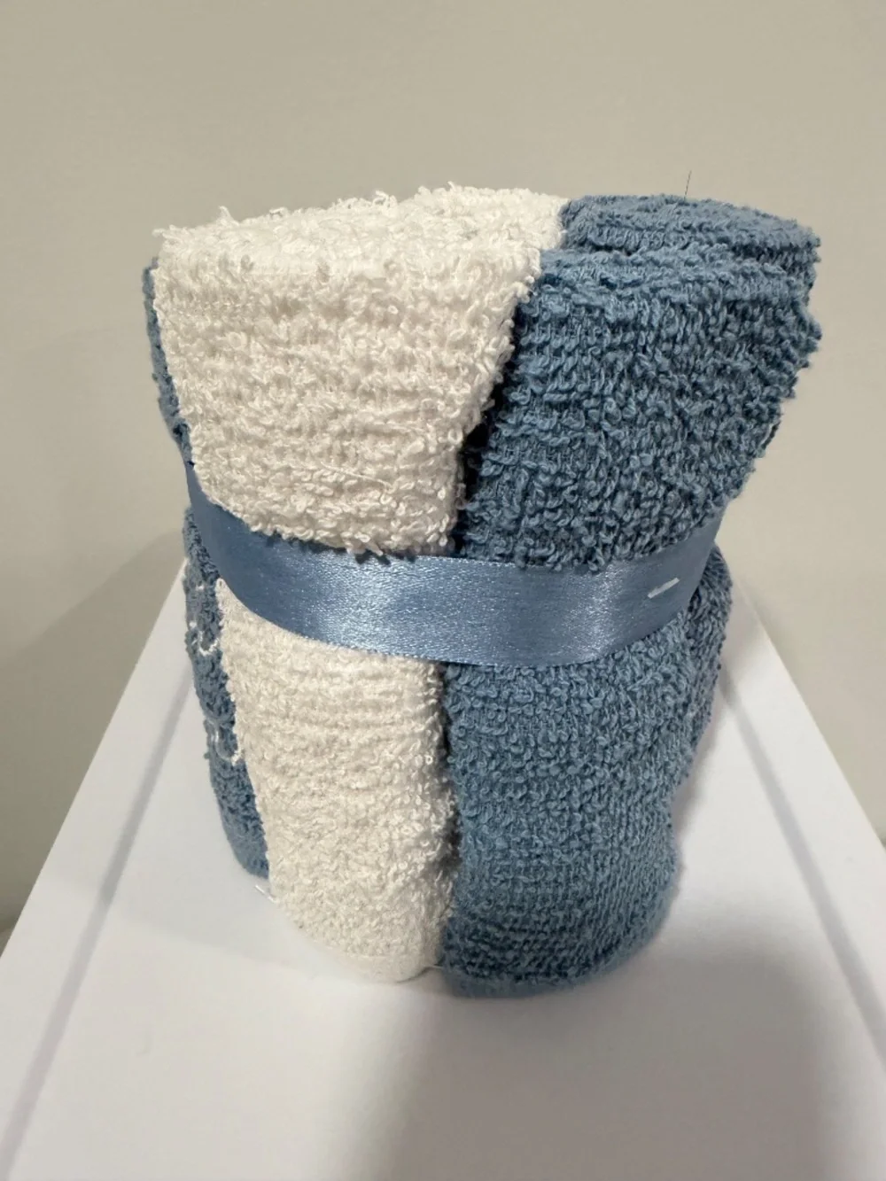 Home Collection White Blue Wash Cloths x 5 Embroidered Soap So Fresh So Clean